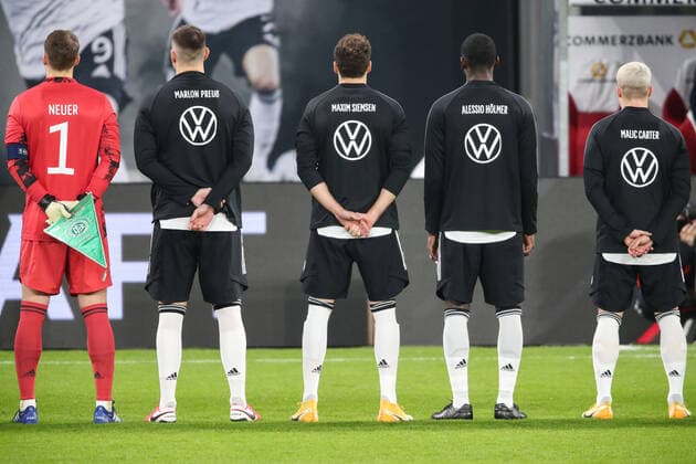 v.l. Torwart Manuel Neuer (Deutschland,1),Niklas Suele Süle (Deutschland,15),Leon Goretzka (Deutschland,18),Antonio Ruediger Rüdiger (Deutschland,16),Philipp Max (Deutschland,13) - Die Spieler kommen mit speziellen Hymnenjacken zum Spiel, bei einem Gewinnspiel in der BILD vom Mobilitätspartner des DFB Volkswagen konnten Kinder ihren Namen auf der Jacke gewinnen, da wegen der Corona Pandemie keine Einlaufkinder erlaubt sind - Nations League Deutschland vs. Ukraine in der Red Bull Arena in Leipzig - Fußball,Mann,Männer,Deutschland,14.11.2020