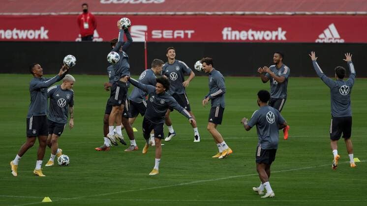 Bilder des Jahres 2020, Sport 11 November Sport Themen der Woche KW47 Germany s players take part in a training session of the team in La Cartuja stadium, in Seville, southern Spain, 16 November 2020. Germany will face Spain in an UEFA Nations League group D stage match on 17 November. Germany s training session !ACHTUNG: NUR REDAKTIONELLE NUTZUNG!  Copyright: xJulioxMunozx GRAFAND4096 20201116-637411480736556154