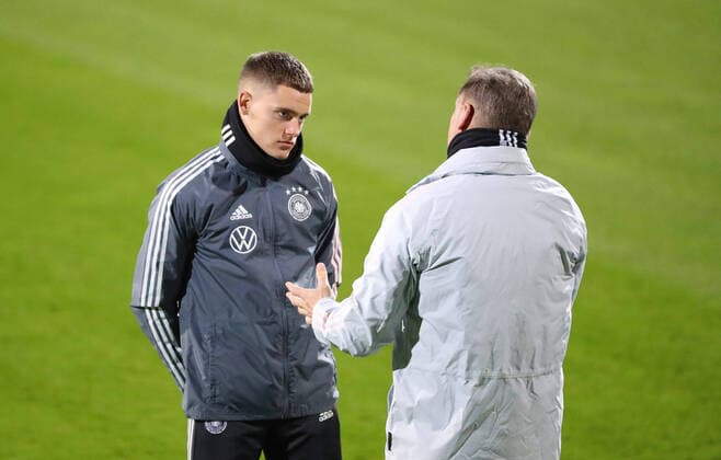 Deutschland vs. Wales, U21, U 21 Training Wolfsburg, 16.11.2020, U-21 EM Qualifikation, Deutschland vs. Wales, Abschlusstraining, Florian Wirtz (U-21 Deutschland), Cheftrainer Stefan Kuntz (U-21 Deutschland) Wolfsburg