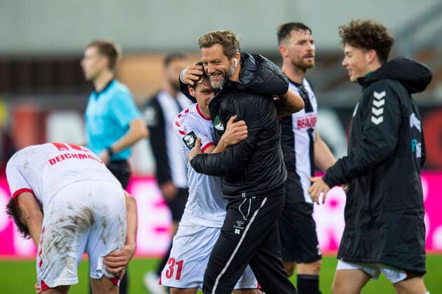 Bilder des Jahres 2020, Sport 11 November Sport Themen der Woche KW47 Sport Bilder des Tages 16.11.2020 - Fußball, 2020 2021, 3. Liga, 10. Spieltag, SC Verl - VfB Lübeck: (L-R) Mirko Boland (Lübeck), Rolf Martin Landerl (Lübeck - Trainer) DFB regulations prohibit any use of photographs as image sequences and or quasi-video. Paderborn Nordrhein-Westfalen Deutschland Benteler Arena *** 16 11 2020 Football, 2020 2021, 3 League, 10 Matchday, SC Verl VfB Lübeck L R Mirko Boland Lübeck , Rolf Martin Landerl Lübeck Trainer DFB regulations prohibit any use of photographs as image sequences and or quasi video Paderborn North Rhine-Westphalia Germany Benteler Arena