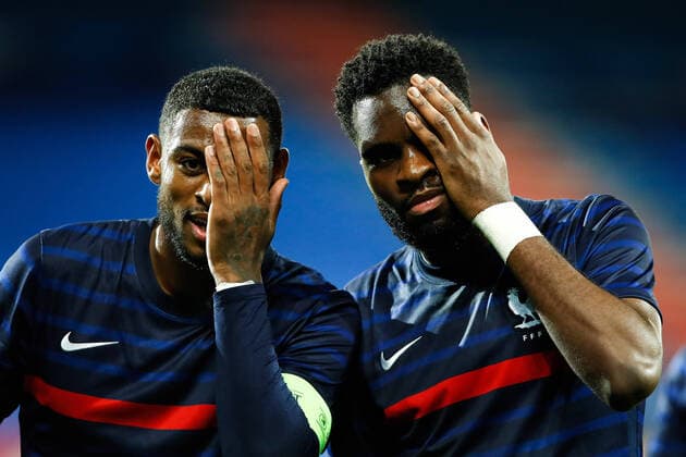 Sport Themen der Woche KW47 Sport Bilder des Tages Joie des joueurs de l equipe de France apres le but de - Odssone Edouard ( France ) - Jeff Reine Adelaide ( France ) - FOOTBALL : France vs Suisse - Caen - 16 11 2020 FedericoPestellini Panoramic 