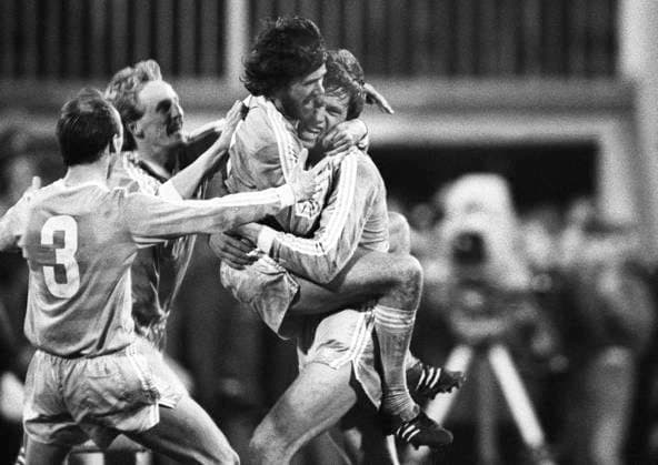 Krefeld, Deutschland, Europapokal der Pokalsieger Bayer Uerdingen (GER) vs. Dynamo Dresden (DDR) 7-3 am 19. 03. 1986 in der Grotenburg - Kampfbahn in Krefeld. Wolfgang FUNKEL (Uerdingen ) re.- freut sich über einen seiner 3 Treffer mit seinem Bruder Friedhelm FUNKEL ( Uerdingen ) 2.v.re.- .
