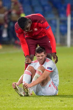 Sergi Roberto, ESP, hi. Breel Embolo, SUI, Schweiz - Spanien, Nations League, Länderspiel, Fussball, 14.11.2020