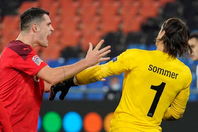Granit Xhaka, re. Torhüter Yann Sommer, SUI, Jubel, Schweiz - Spanien, Nations League, Länderspiel, Fussball, 14.11.2020
