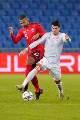 Djibril Sow, SUI, re. Alvaro Morata, ESP, Schweiz - Spanien, Nations League, Länderspiel, Fussball, 14.11.2020