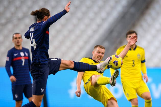 201117 Adrien Rabiot of France and Sebastian Larsson of Sweden during the Nations League football match between France and Sweden on November 17, 2020 in Paris. Photo: Joel Marklund BILDBYRAN kod JM JM0053 bbeng fotboll football soccer fotball landskamp nations league frankrike france sverige sweden sverige a Copyright: JOELxMARKLUND BB201117JM029