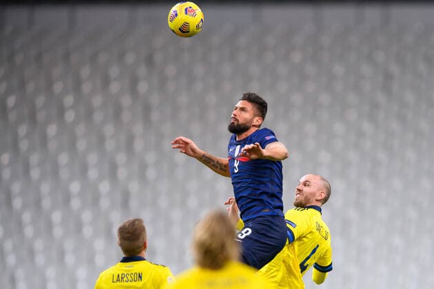 201117 Olivier Giroud of France and Marcus Danielson of Sweden during the Nations League football match between France and Sweden on November 17, 2020 in Paris. Photo: Joel Marklund BILDBYRAN kod JM JM0053 bbeng fotboll football soccer fotball landskamp nations league frankrike france sverige sweden sverige a Copyright: JOELxMARKLUND BB201117JM030