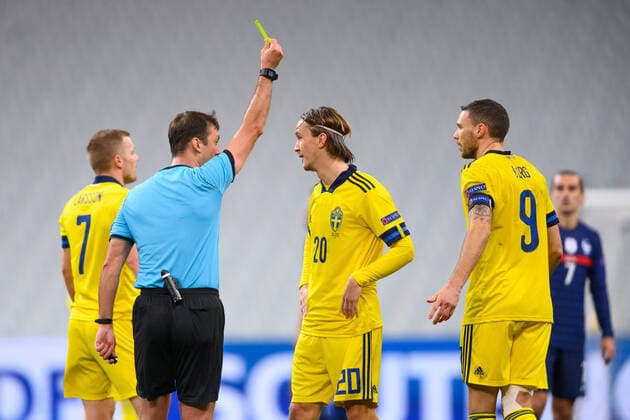 201117 Kristoffer Olsson of Sweden receives a yellow card during the Nations League football match between France and Sweden on November 17, 2020 in Paris. Photo: Joel Marklund BILDBYRAN kod JM JM0053 bbeng fotboll football soccer fotball landskamp nations league frankrike france sverige sweden sverige a depp Copyright: JOELxMARKLUND BB201117JM040