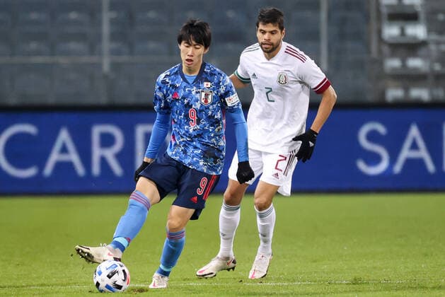 SOCCER - JPN vs MEX, test match GRAZ,AUSTRIA,17.NOV.20 - SOCCER - international match, Länderspiel, Nationalmannschaft Japan vs Mexico, test match. Image shows Daichi Kamada (JPN) and Nestor Araujo (MEX). GEPAxpictures xChristianxWalgram