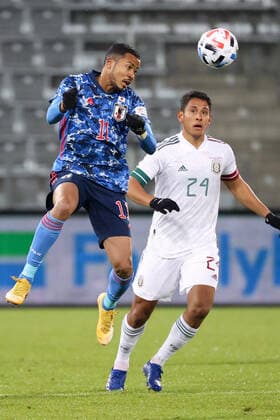 SOCCER - JPN vs MEX, test match GRAZ,AUSTRIA,17.NOV.20 - SOCCER - international match, Länderspiel, Nationalmannschaft Japan vs Mexico, test match. Image shows Musashi Suzuki (JPN) and Luis Romo (MEX). GEPAxpictures xChristianxWalgram