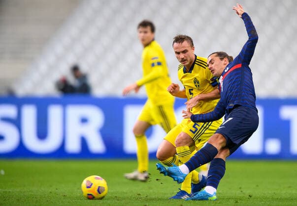 201117 Pierre Bengtsson of Sweden and Antoine Griezmann of France during the Nations League football match between France and Sweden on November 17, 2020 in Paris. Photo: Joel Marklund BILDBYRAN kod JM JM0053 bbeng fotboll football soccer fotball landskamp nations league frankrike france sverige sweden sverige a Copyright: JOELxMARKLUND BB201117JM045
