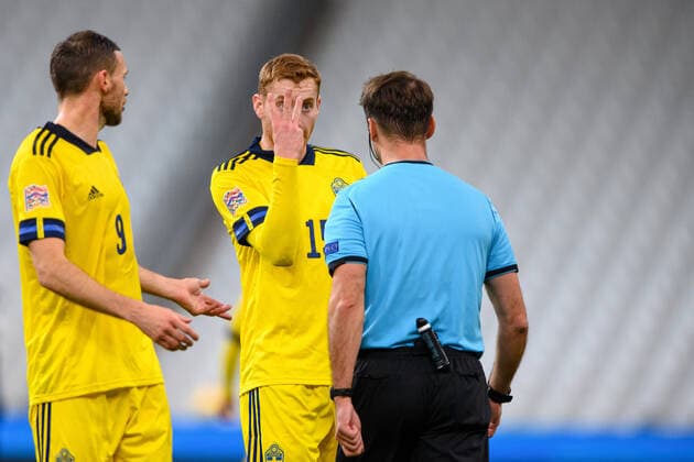201117 Dejan Kulusevski of Sweden and referee Aleksei Kulbakov during the Nations League football match between France and Sweden on November 17, 2020 in Paris. Photo: Joel Marklund BILDBYRAN kod JM JM0053 bbeng fotboll football soccer fotball landskamp nations league frankrike france sverige sweden sverige a depp Copyright: JOELxMARKLUND BB201117JM054