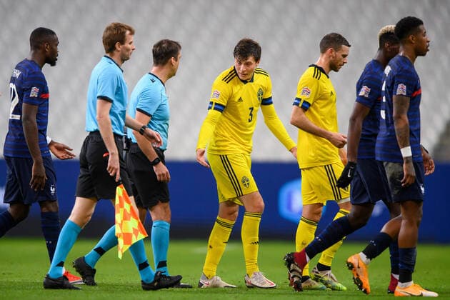 201117 Referee Aleksei Kulbakov and Victor Nilsson Lindelöf of Sweden during the Nations League football match between France and Sweden on November 17, 2020 in Paris. Photo: Joel Marklund BILDBYRAN kod JM JM0053 bbeng fotboll football soccer fotball landskamp nations league frankrike france sverige sweden sverige a depp Copyright: JOELxMARKLUND BB201117JM056