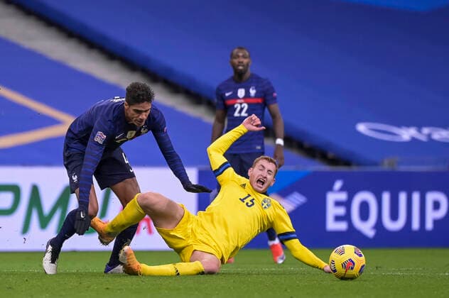 Sport Bilder des Tages 201117 Raphael Varane of France and Dejan Kulusevski of Sweden during the Nations League football match between France and Sweden on November 17, 2020 in Paris. Photo: Joel Marklund BILDBYRAN kod JM JM0053 bbeng fotboll football soccer fotball landskamp nations league frankrike france sverige sweden sverige a Copyright: JOELxMARKLUND BB201117JM063