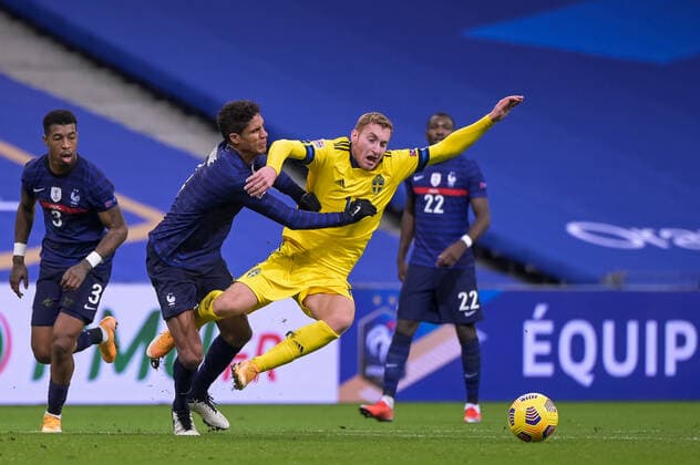 201117 Raphael Varane of France and Dejan Kulusevski of Sweden during the Nations League football match between France and Sweden on November 17, 2020 in Paris. Photo: Joel Marklund BILDBYRAN kod JM JM0053 bbeng fotboll football soccer fotball landskamp nations league frankrike france sverige sweden sverige a Copyright: JOELxMARKLUND BB201117JM065