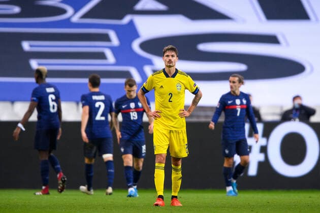 201117 Mikael Lustig of Sweden looks dejected after the 3-1 goal during the Nations League football match between France and Sweden on November 17, 2020 in Paris. Photo: Joel Marklund BILDBYRAN kod JM JM0053 bbeng fotboll football soccer fotball landskamp nations league frankrike france sverige sweden sverige a depp Copyright: JOELxMARKLUND BB201117JM074