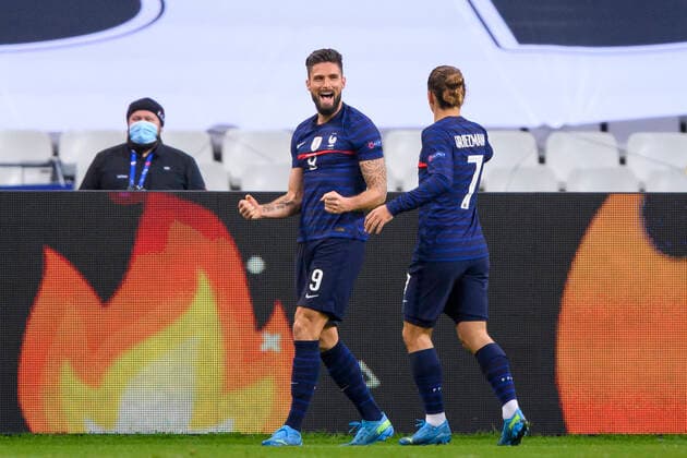 201117 Olivier Giroud and Antoine Griezmann of France celebrate the 3-1 goal during the Nations League football match between France and Sweden on November 17, 2020 in Paris. Photo: Joel Marklund BILDBYRAN kod JM JM0053 bbeng fotboll football soccer fotball landskamp nations league frankrike france sverige sweden sverige a jubel Copyright: JOELxMARKLUND BB201117JM078
