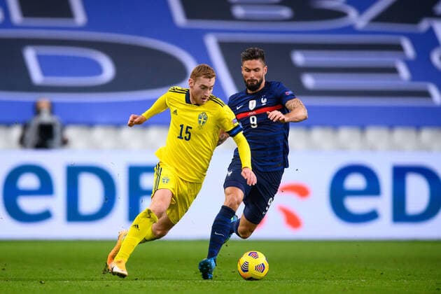 201117 Dejan Kulusevski of Sweden and Olivier Giroud of France during the Nations League football match between France and Sweden on November 17, 2020 in Paris. Photo: Joel Marklund BILDBYRAN kod JM JM0053 bbeng fotboll football soccer fotball landskamp nations league frankrike france sverige sweden sverige a Copyright: JOELxMARKLUND BB201117JM085