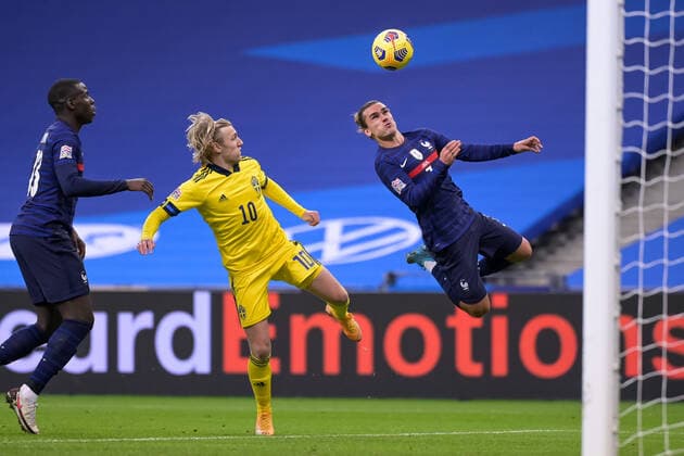 201117 Emil Forsberg of Sweden and Antoine Griezmann of France during the Nations League football match between France and Sweden on November 17, 2020 in Paris. Photo: Joel Marklund BILDBYRAN kod JM JM0053 bbeng fotboll football soccer fotball landskamp nations league frankrike france sverige sweden sverige a Copyright: JOELxMARKLUND BB201117JM099