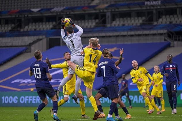 201117 Marcus Berg and Filip Helander of Sweden against goalkeeper Hugo Lloris, Lucas Digne and Antoine Griezmann of France during the Nations League football match between France and Sweden on November 17, 2020 in Paris. Photo: Joel Marklund BILDBYRAN kod JM JM0053 bbeng fotboll football soccer fotball landskamp nations league frankrike france sverige sweden sverige a Copyright: JOELxMARKLUND BB201117JM101