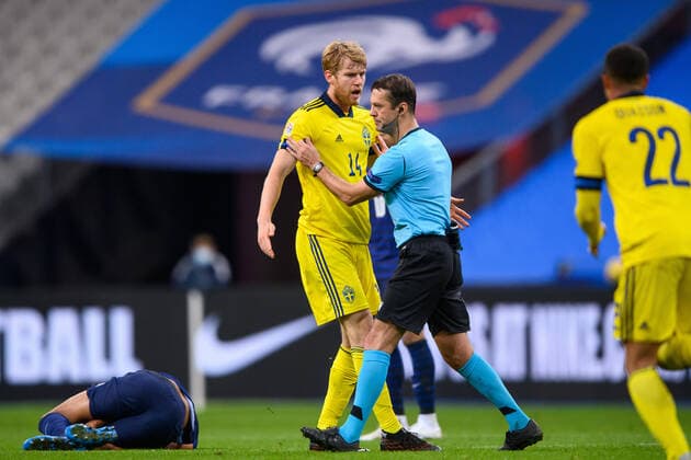 201117 Emil Krafth of Sweden reacts during the Nations League football match between France and Sweden on November 17, 2020 in Paris. Photo: Joel Marklund BILDBYRAN kod JM JM0053 bbeng fotboll football soccer fotball landskamp nations league frankrike france sverige sweden sverige a depp referee Aleksei Kulbakov Copyright: JOELxMARKLUND BB201117JM105