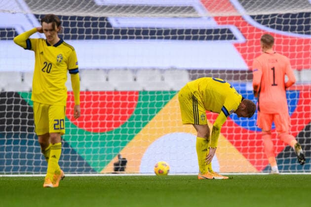 201117 Kristoffer Olsson , Dejan Kulusevski and goalkeeper Robin Olsen of Sweden look dejected after the 4-1 goal during the Nations League football match between France and Sweden on November 17, 2020 in Paris. Photo: Joel Marklund BILDBYRAN kod JM JM0053 bbeng fotboll football soccer fotball landskamp nations league frankrike france sverige sweden sverige a depp Copyright: JOELxMARKLUND BB201117JM113