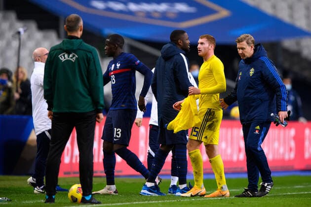 201117 Dejan Kulusevski and Peter Wettergren, head coach of Sweden look dejected after the Nations League football match between France and Sweden on November 17, 2020 in Paris. Photo: Joel Marklund BILDBYRAN kod JM JM0053 bbeng fotboll football soccer fotball landskamp nations league frankrike france sverige sweden sverige a depp Copyright: JOELxMARKLUND BB201117JM115