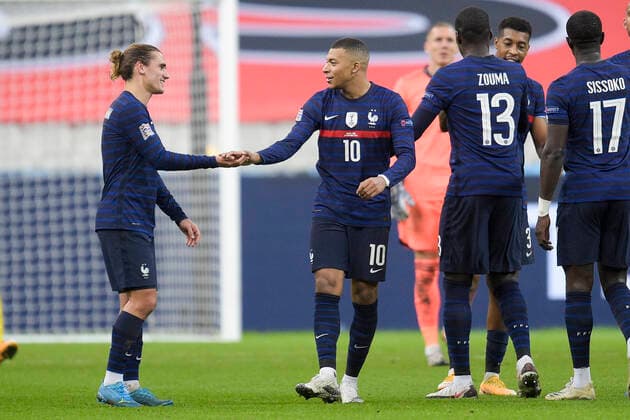 Joie des joueurs de l Equipe de France en fin de match MBAPPE KYLIAN (France) GRIEZMANN ANTOINE (France) FOOTBALL : France vs Suede - Ligue des Nations - stade de France - 17 11 2020 JBAutissier Panoramic 