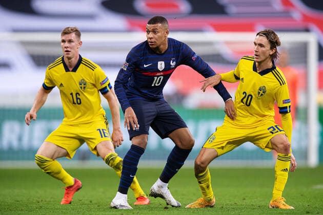 201117 Emil Krafth and Kristoffer Olsson of Sweden and Kylian MbappÃ of France during the Nations League football match between France and Sweden on November 17, 2020 in Paris. Photo: Joel Marklund BILDBYRAN kod JM JM0053 bbeng fotboll football soccer fotball landskamp nations league frankrike france sverige sweden sverige a Copyright: JOELxMARKLUND BB201117JM182