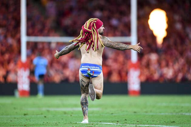 Bilder des Jahres 2020, Sport 11 November Sport Themen der Woche KW47 Sport Bilder des Tages STATE OF ORIGIN 3, A pitch invader runs onto the pitch during Game 3 of the 2020 State of Origin series between the NSW Blues and QLD Maroons at Suncorp Stadium, Brisbane, Wednesday, November 18, 2020. ( NO ARCHIVING, EDITORIAL USE ONLY, NO USE IN BOOKS WITHOUT CONSENT BRISBANE QLD AUSTRALIA  Copyright: xDAVExHUNTx 20201118001503983772