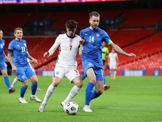 Mason Mount of England challenges Kari Arnason of Iceland during the UEFA Nations League match at Wembley Stadium, London. Picture date: 18th November 2020. Picture credit should read: David Klein Sportimage EDITORIAL USE ONLY. No use with unauthorised audio, video, data, fixture lists, club league logos or live services. Online in-match use limited to 120 images, no video emulation. No use in betting, games or single club league player publications. SPI-0760-0015