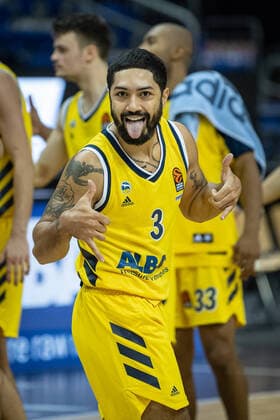 Bilder des Jahres 2020, Sport 11 November Sport Themen der Woche KW47 Sport Bilder des Tages Basketball Berlin 18.11.2020 Euroleague Regualr Season Saison 2020 2021 Alba Berlin - LDLC ASVEL Villeurbanne Peyton Siva (Alba Berlin, No.03) Jubel *** Basketball Berlin 18 11 2020 Euroleague Regualr Season Season 2020 2021 Alba Berlin LDLC ASVEL Villeurbanne Peyton Siva Alba Berlin, No 03 Cheers