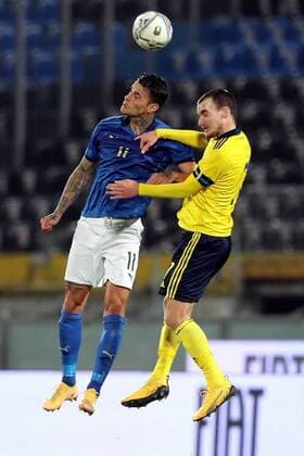 201118 Pa denna handout bild fran Svenska Fotbollsförbundet ses Italiens Gianluca Scamacca i kamp med Sveriges Adam Hellborg under fotbollsmatchen i kvalet till U21, U 21 EM den 18 november 2020 i Pisa, Italien. Copyright: SvenskaxFotbollsförbundet BB201118BB748