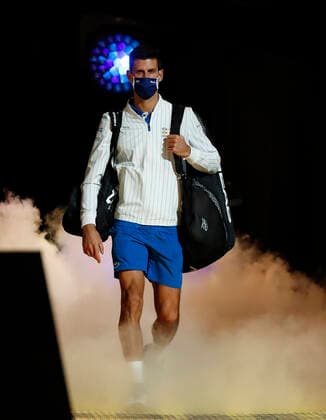 Sport Bilder des Tages (201119) -- LONDON, Nov. 19, 2020 -- Novak Djokovic of Serbia enters the court before the singles group match against Daniil Medvedev of Russia at the ATP, Tennis Herren World Tour Finals 2020 in London, Britain, on Nov. 18, 2020. ) (SP)BRITAIN-LONDON-TENNIS-ATP FINALS-DAY 4 HanxYan 