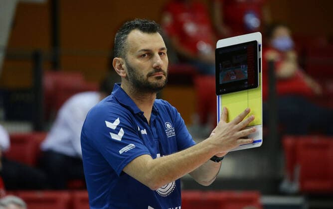 Stuttgart , Volleyball DVV Pokal Viertelfinale , Allianz MTV Stuttgart vs. Schwarz-Weiß Erfurt , Giannis Athanasopoulos ( Trainer Stuttgart )
