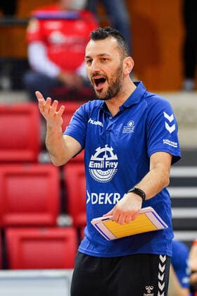 DVV-Pokal Allianz MTV Stuttgart - SW Erfurt 18.11.20 DVV-Pokal, Volleyball, Damen, Saison 2020 21, Viertelfinale, Allianz MTV Stuttgart (in Blau), vs Schwarz-Weiss Erfurt (in Weiss), Stuttgarts Trainer Giannis Athanasopoulos Copyright: xBEAUTIFULxSPORTS TomxBlochx
