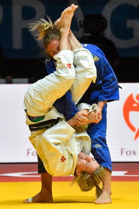 Bilder des Jahres 2020, Sport 11 November Sport Themen der Woche KW47 Sport Bilder des Tages Hungarian judoka Hedvig Karakas (in blue) and Telma Monteir of Portugal fight during their women s under 57kg final game within the European Judo Championships in Prague, Czech Republic, November 19, 2020. (CTKxPhoto VitxSimanek) CTKPhotoP202011190888301  VIS 037