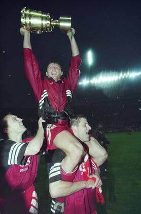 Fussball, Deutschland, Herren, DFB-Pokal Finale, Saison 1995 1996, Olympiastadion Berlin: 1. FC Kaiserslautern - Karlsruher SC 1:0; Jubel FCK mit Pokal, Frank Greiner, Roger Lutz, Oliver Schäfer. *** Football, Germany, men, DFB Cup Final, season 1995 1996, Olympiastadion Berlin 1 FC Kaiserslautern Karlsruher SC 1 0 Cheers FCK with cup, Frank Greiner, Roger Lutz, Oliver Schäfer