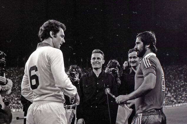 09.12.79 FC Bayern München - Cosmos New York Deutschland, München, 09.12.1979, Fussball, Testspiel, FC Bayern München - Cosmos New York: v.l. Franz Beckenbauer (Cosmos New York), Gerd Müller (FC Bayern München). *** 09 12 79 FC Bayern Munich Cosmos New York Deutschland, Munich, 09 12 1979, Football, Test match, FC Bayern Munich Cosmos New York v l Franz Beckenbauer Cosmos New York , Gerd Müller FC Bayern Munich