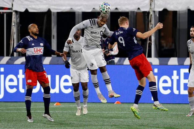 FOXBOROUGH, MA - NOVEMBER 20: Montreal Impact forward Romell Quioto (30) heads the ball away from New England Revolution forward Adam Buksa (9) during an MLS, Fussball Herren, USA Cup Play-In game between the New England Revolution and the Montreal Impact on November 20, 2020, at Gillette Stadium in Foxborough, Massachusetts. (Photo by Fred Kfoury III Icon Sportswire) SOCCER: NOV 20 MLS Cup Playoffs Eastern Conference Play-In - Montreal Impact at New England Revolution Icon482201120016