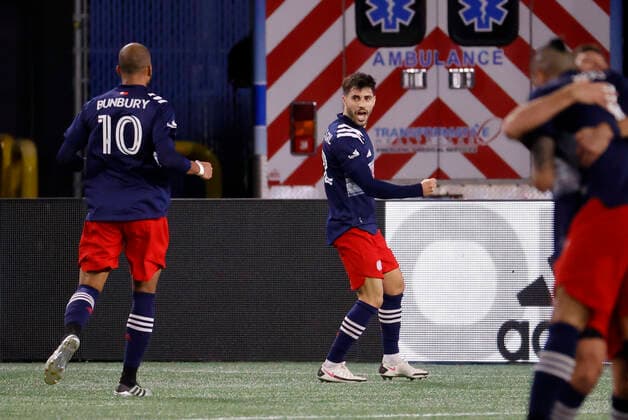 FOXBOROUGH, MA - NOVEMBER 20: New England Revolution forward Carles Gil (22) celebrates his goal as New England Revolution midfielder Teal Bunbury (10) rushes in during an MLS, Fussball Herren, USA Cup Play-In game between the New England Revolution and the Montreal Impact on November 20, 2020, at Gillette Stadium in Foxborough, Massachusetts. (Photo by Fred Kfoury III Icon Sportswire) SOCCER: NOV 20 MLS Cup Playoffs Eastern Conference Play-In - Montreal Impact at New England Revolution Icon482201120026