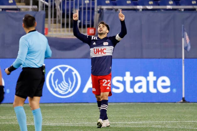 FOXBOROUGH, MA - NOVEMBER 20: New England Revolution forward Carles Gil (22) celebrates scoring during an MLS, Fussball Herren, USA Cup Play-In game between the New England Revolution and the Montreal Impact on November 20, 2020, at Gillette Stadium in Foxborough, Massachusetts. (Photo by Fred Kfoury III Icon Sportswire) SOCCER: NOV 20 MLS Cup Playoffs Eastern Conference Play-In - Montreal Impact at New England Revolution Icon482201120027