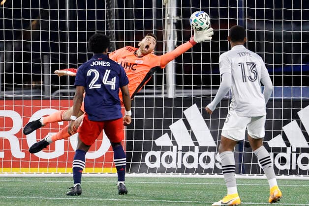 FOXBOROUGH, MA - NOVEMBER 20: New England Revolution goalkeeper Matt Turner (30) tries to stop the goal from Montreal Impact forward Romell Quioto (30) during an MLS, Fussball Herren, USA Cup Play-In game between the New England Revolution and the Montreal Impact on November 20, 2020, at Gillette Stadium in Foxborough, Massachusetts. (Photo by Fred Kfoury III Icon Sportswire) SOCCER: NOV 20 MLS Cup Playoffs Eastern Conference Play-In - Montreal Impact at New England Revolution Icon482201120039