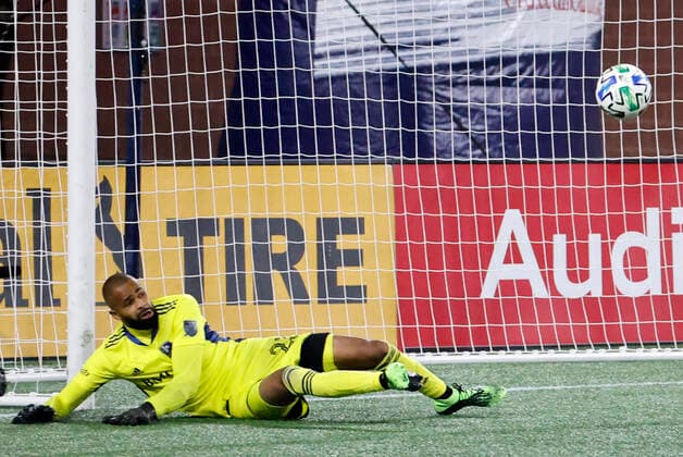 FOXBOROUGH, MA - NOVEMBER 20: Montreal Impact goalkeeper Clement Diop (23) watches the ball rebound off the post during an MLS, Fussball Herren, USA Cup Play-In game between the New England Revolution and the Montreal Impact on November 20, 2020, at Gillette Stadium in Foxborough, Massachusetts. (Photo by Fred Kfoury III Icon Sportswire) SOCCER: NOV 20 MLS Cup Playoffs Eastern Conference Play-In - Montreal Impact at New England Revolution Icon482201120049