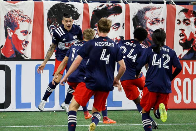 Sport Bilder des Tages FOXBOROUGH, MA - NOVEMBER 20: Teammates rush in after the stoppage time winner from New England Revolution forward Gustavo Bou (7) during an MLS, Fussball Herren, USA Cup Play-In game between the New England Revolution and the Montreal Impact on November 20, 2020, at Gillette Stadium in Foxborough, Massachusetts. (Photo by Fred Kfoury III Icon Sportswire) SOCCER: NOV 20 MLS Cup Playoffs Eastern Conference Play-In - Montreal Impact at New England Revolution Icon482201120051