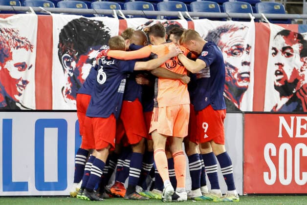 FOXBOROUGH, MA - NOVEMBER 20: New England celebrates a stoppage time winner during an MLS, Fussball Herren, USA Cup Play-In game between the New England Revolution and the Montreal Impact on November 20, 2020, at Gillette Stadium in Foxborough, Massachusetts. (Photo by Fred Kfoury III Icon Sportswire) SOCCER: NOV 20 MLS Cup Playoffs Eastern Conference Play-In - Montreal Impact at New England Revolution Icon482201120052
