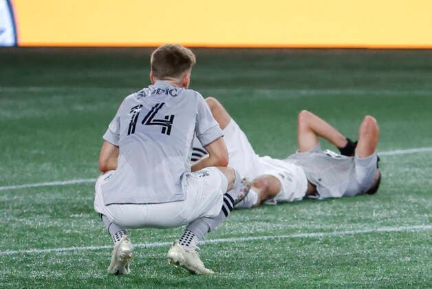 FOXBOROUGH, MA - NOVEMBER 20: Montreal Impact midfielder Amarettos Sejdic (14) and Montreal Impact defender Luis Binks (5) react to allowing a late winner during an MLS, Fussball Herren, USA Cup Play-In game between the New England Revolution and the Montreal Impact on November 20, 2020, at Gillette Stadium in Foxborough, Massachusetts. (Photo by Fred Kfoury III Icon Sportswire) SOCCER: NOV 20 MLS Cup Playoffs Eastern Conference Play-In - Montreal Impact at New England Revolution Icon482201120053