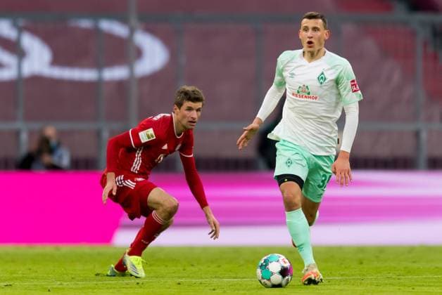 Sport Bilder des Tages GER, FC Bayern Muenchen SV Werder Bremen 21.11.2020, Allianz Arena, Muenchen, GER, FC Bayern Muenchen SV Werder Bremen im Bild Thomas Müller Mueller (FCB 25) und Maximilian Eggestein (SV Werder Bremen 35) Foto nordphoto Straubmeier Pool DFL regulations prohibit any use of photographs as image sequences and or quasi-video. *** Local Caption *** Muenchen Allianz Arena Bayern Germany *** GER, FC Bayern Muenchen SV Werder Bremen 21 11 2020, Allianz Arena, Munich, GER, FC Bayern Muenchen SV Werder Bremen in the picture Thomas Müller Mueller FCB 25 and Maximilian Eggestein SV Werder Bremen 35 Foto nordphoto Straubmeier Pool DFL regulations prohibit any use of photographs as image sequences and or quasi video Local Caption Munich Allianz Arena Bayern Germany Poolfoto nordphoto ,EDITORIAL USE ONLY
