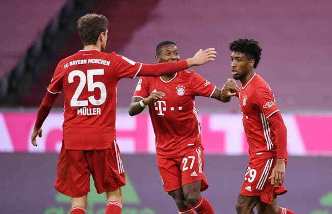 Fussball 1. Bundesliga Saison 20 21: FC Bayern Muenchen - SV Werder Bremen Fussball 1. Bundesliga Saison 2020 2021 8. Spieltag 21.11.2020 FC Bayern Muenchen - SV Werder Bremen JUBEL FC Bayern Muenchen; Torschuetze zum 1-1 Ausgleich Kingsley Coman (re) klatscht Douglas Costa (Mitte) und Thomas Mueller (li) ab FOTO: Markus Ulmer Pressefoto Ulmer Pool xxNOxMODELxRELEASExx DFL regulations prohibit any use of photographs as image sequences and or quasi-video. Muenchen Deutschland
