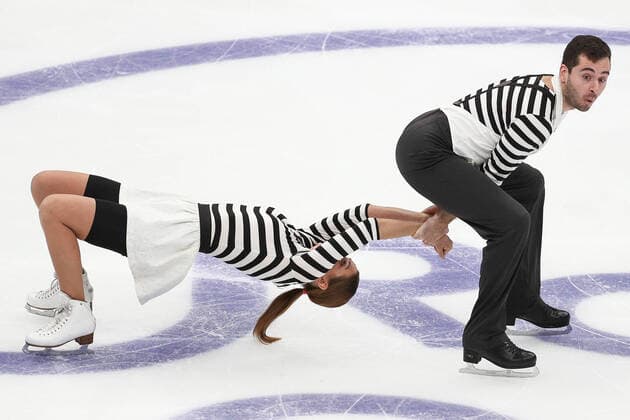 Bilder des Jahres 2020, Sport 11 November Sport Themen der Woche KW47 Sport Bilder des Tages MOSCOW, RUSSIA - NOVEMBER 21, 2020: Ukraine s Alexandra Nazarova (L) and Maxim Nikitin compete during the ice dance free dance programme at the 2020 Rostelecom Cup, the third event of the 2020 21 ISU Grand Prix of Figure skating, Eiskunstlauf at the Megasport Arena. Sergei Bobylev TASS  TS0EF2EE